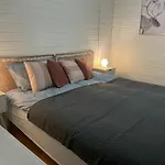 Centrally Located Apartment With 2 Bedrooms And Free Parking