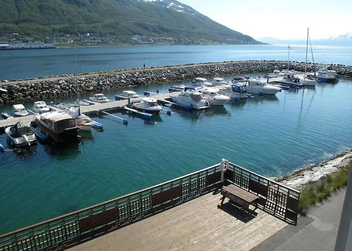 2 Bedroom Luxury Apartment Seafront, Free Pick Up!