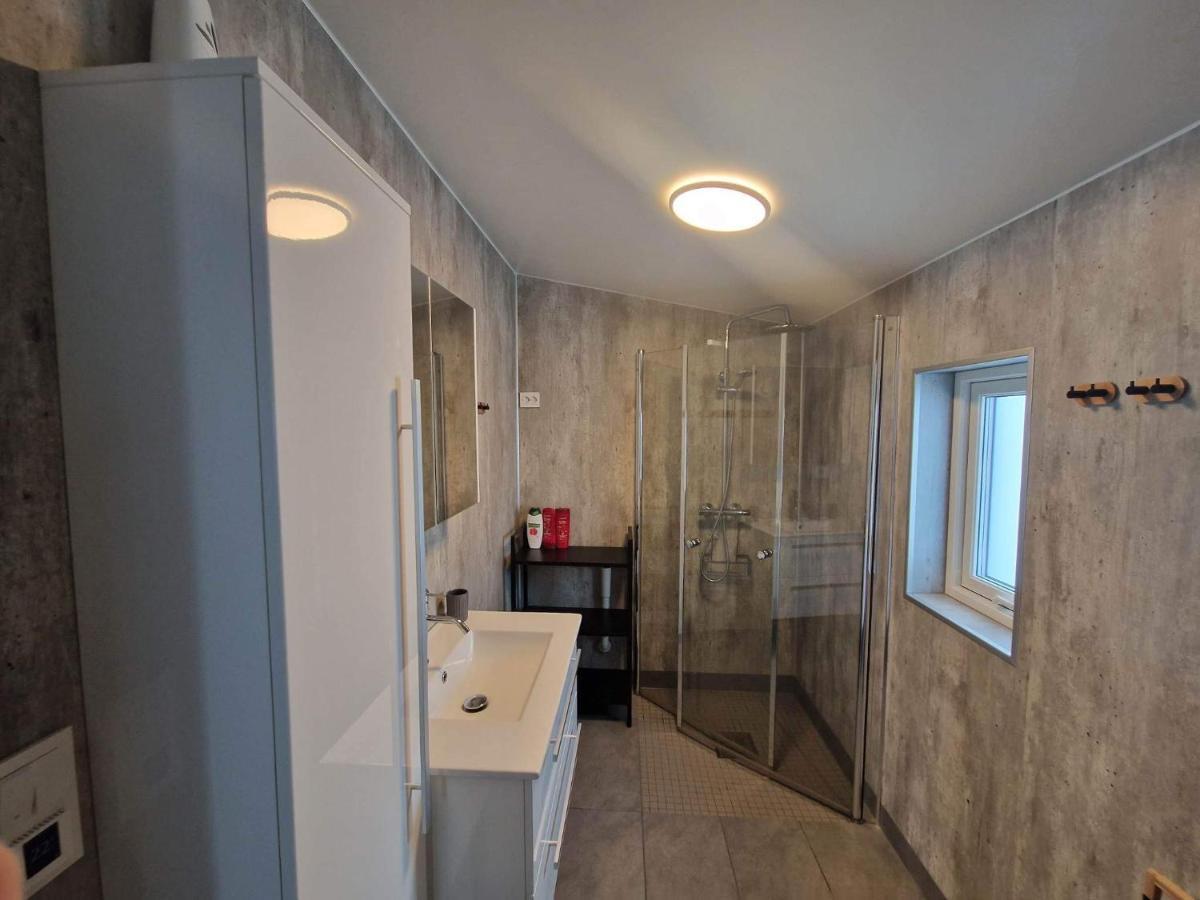 Northern Living 1 With Shared Bathroom Guest house