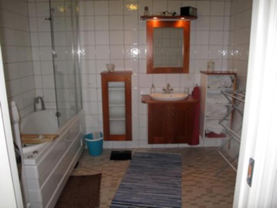 Apartment 2 Bedroom Luxury Seafront, Free Pick Up! *