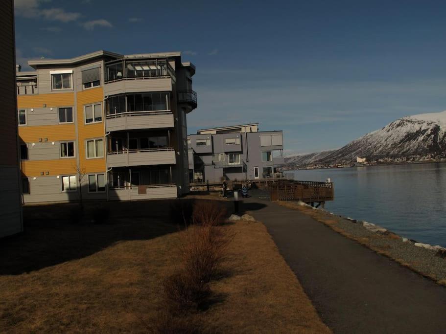Apartment 2 Bedroom Luxury Seafront, Free Pick Up! *