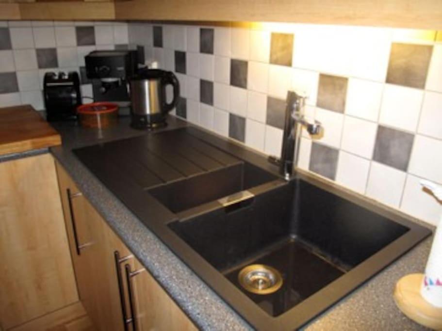 Apartment 2 Bedroom Luxury Seafront, Free Pick Up!