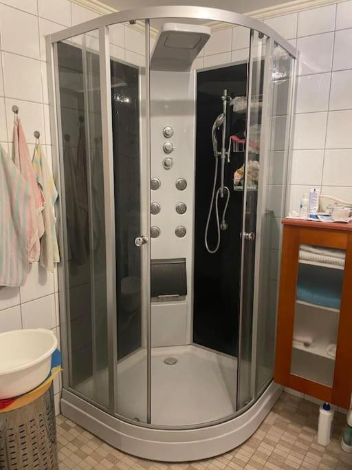 Apartment 2 Bedroom Luxury Seafront, Free Pick Up!