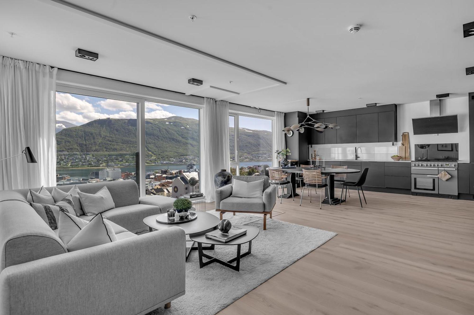High End Penthouse Spectacular View Of