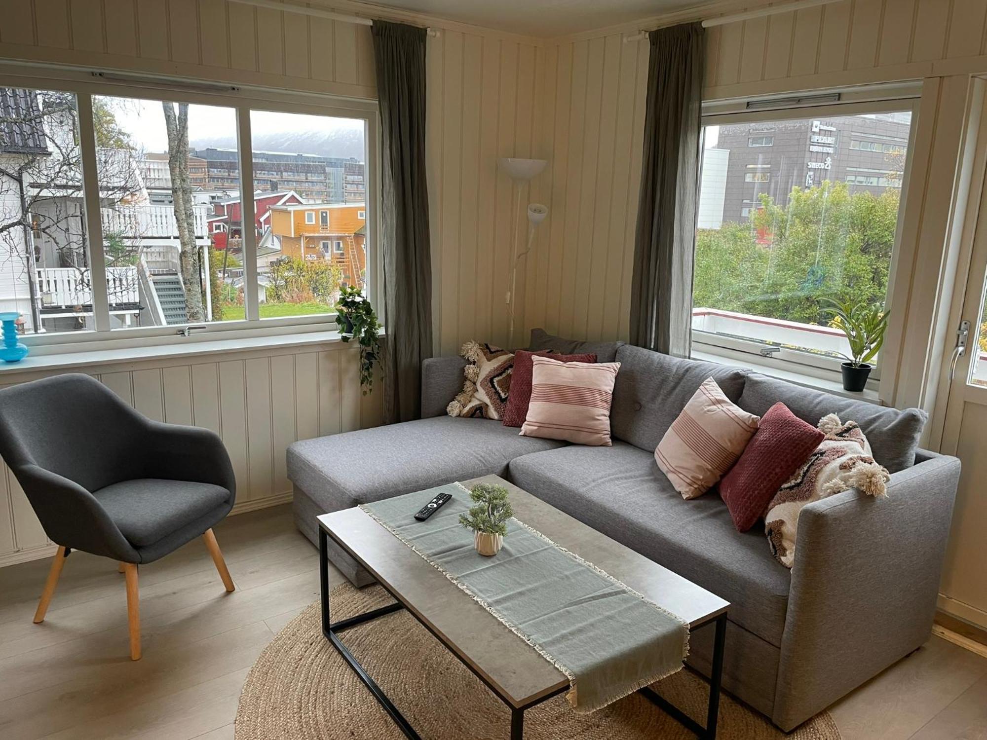 Apartment Centrally Located With 2 Bedrooms And Free Parking