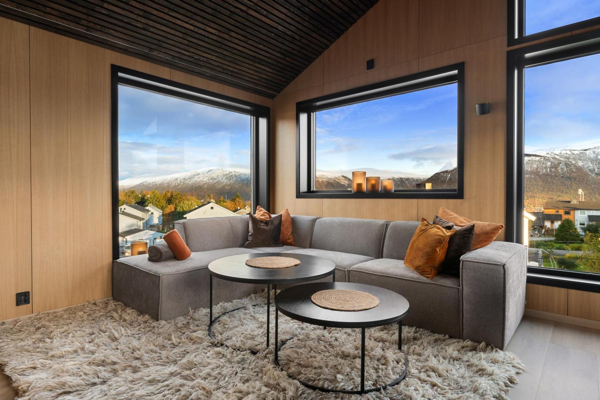 Arctic Seasons Panorama ! Experience Luxury & Incredible Views At The Of *