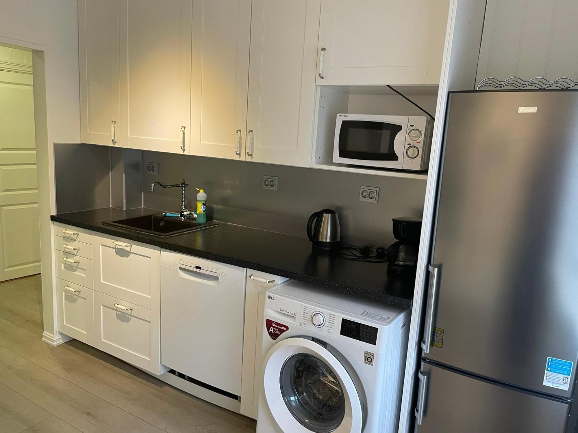 Apartment Centrally Located With 2 Bedrooms And Free Parking