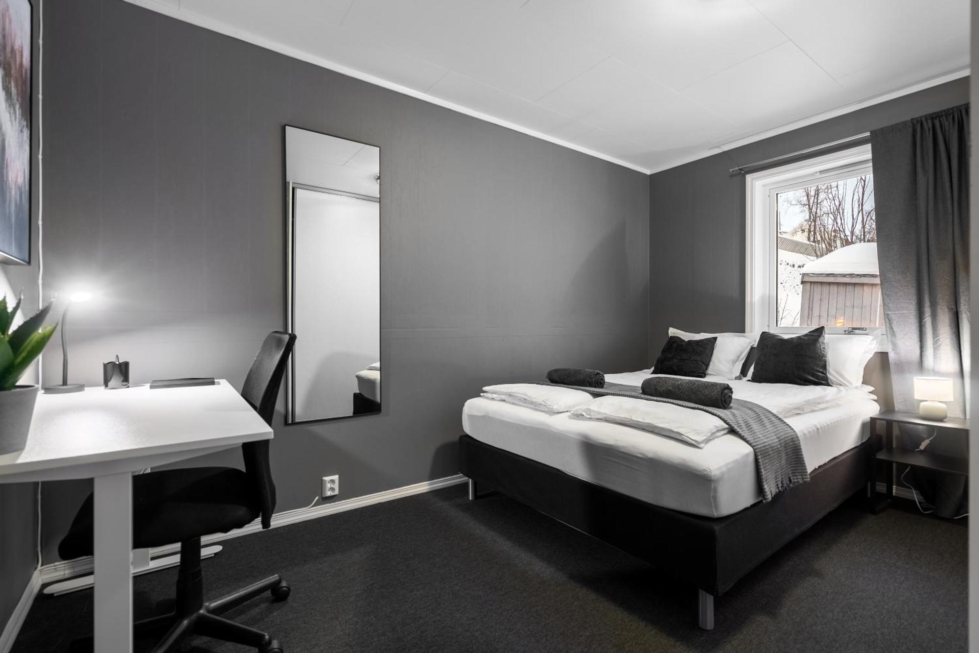 Near Downtown - Large Beds - Free Parking *