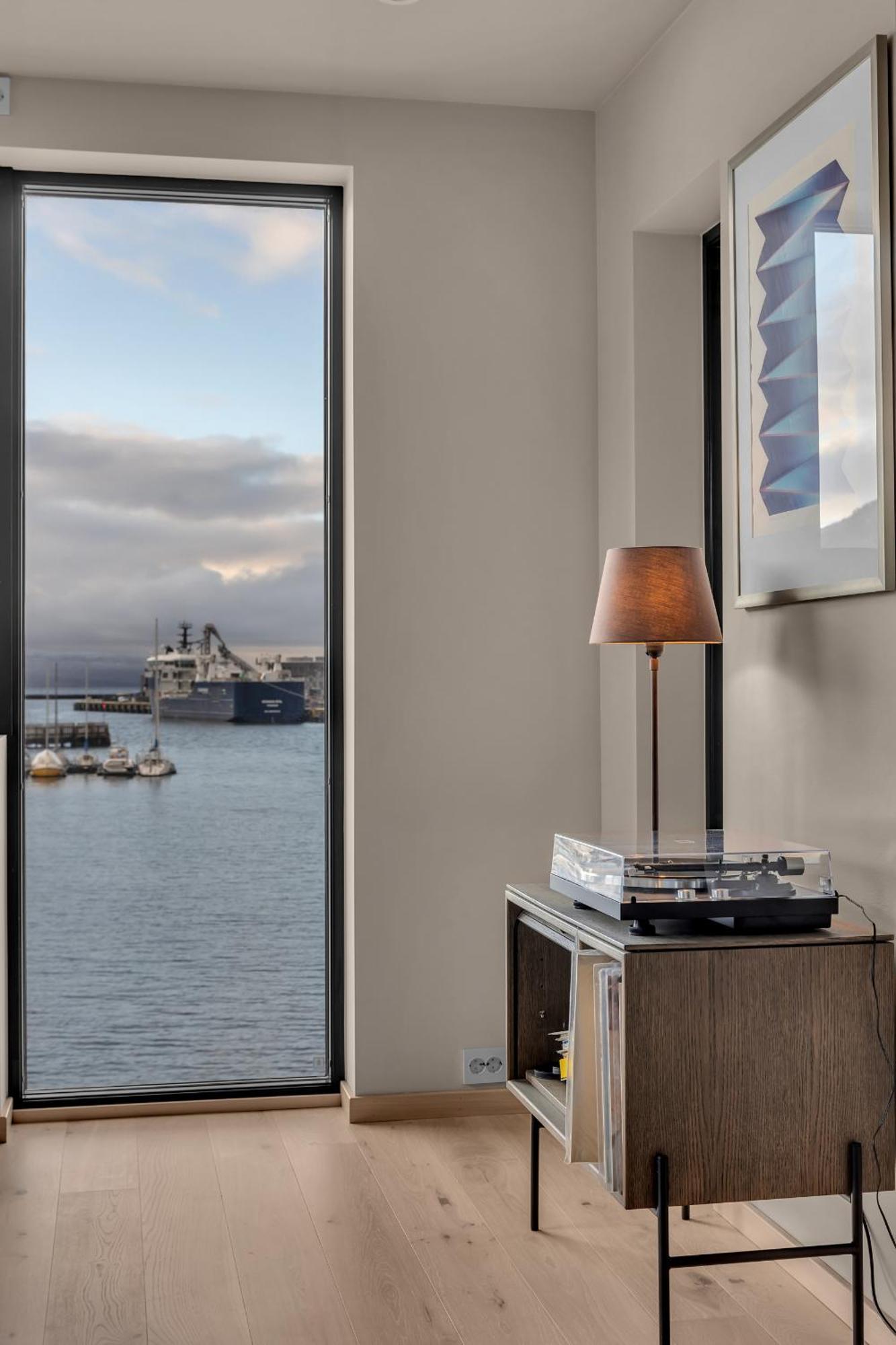 Uhre - Spectacular Views And Location Tromso