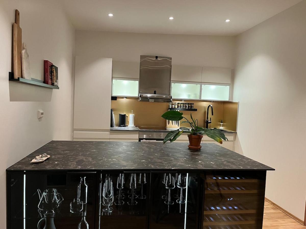 Luxurious Close To Centre Apartment *